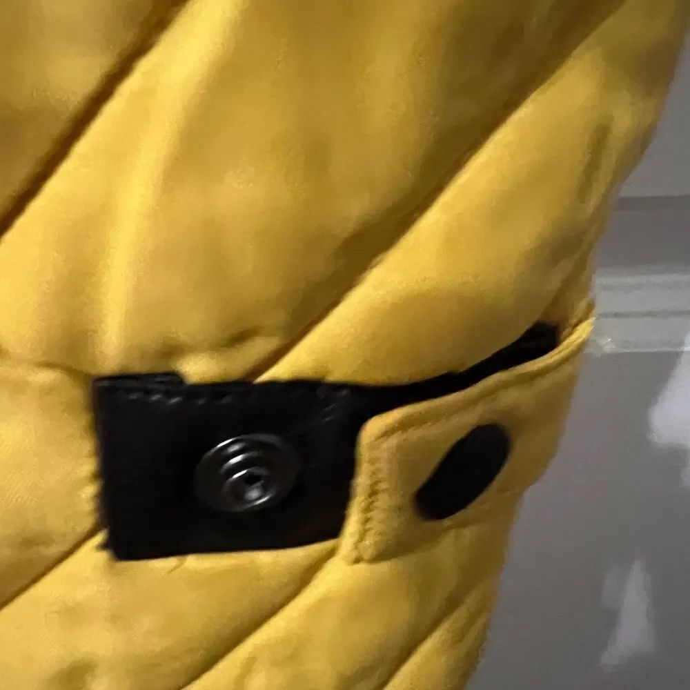 DKNY SZ M Men's Quilted Yellow Black Puffer Vest DK34VT1808 $108 - Picture 5 of 7
